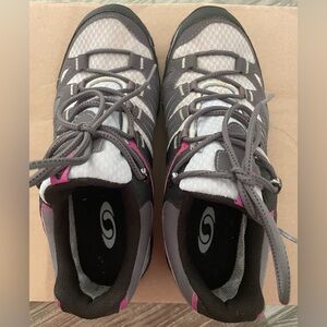 Salomon #145464 Gore-Tex Women’s size‎ 7 hiking sneakers.